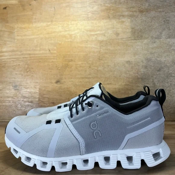 NEW On Cloud 5 WATERPROOF REFLECTIVE Womens Size 9 Running Shoes Sneakers Gray - Picture 7 of 14